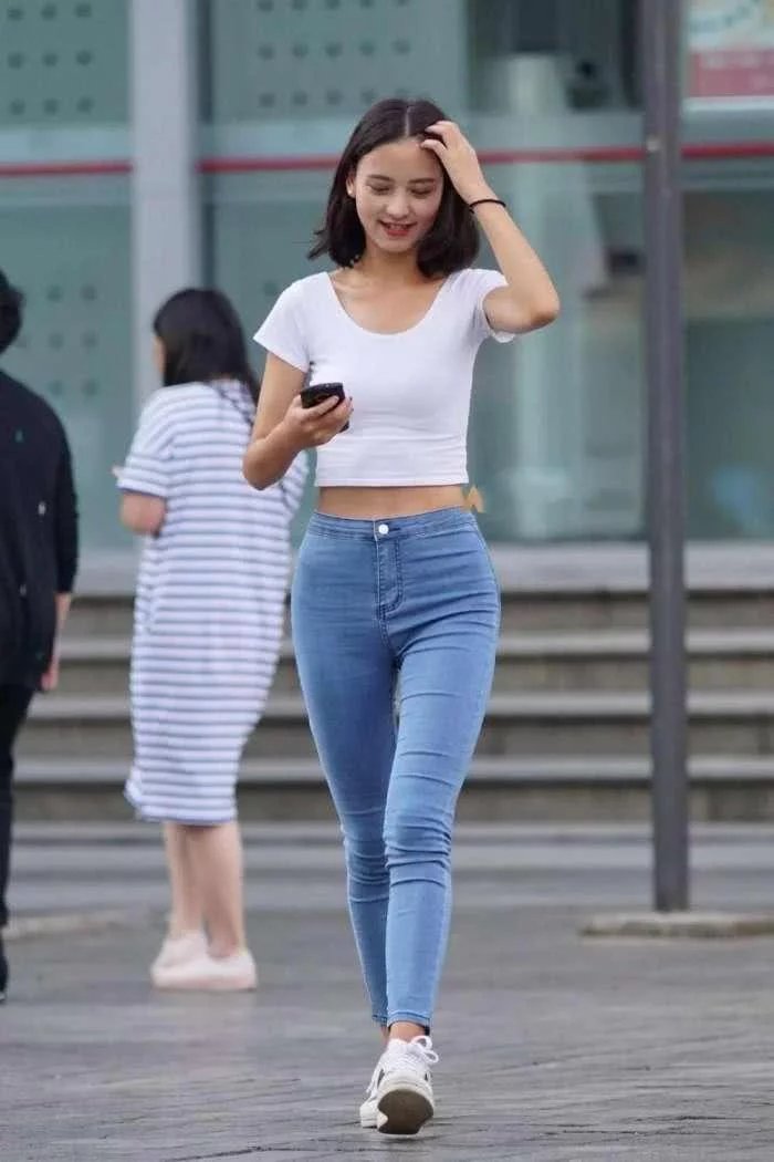 气质小姐姐浅色紧身牛仔裤俏皮甜美，白色小T恤青春感十足