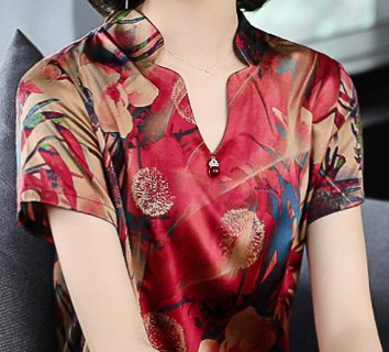 生日宴,53岁婆婆穿这身高雅裙,惊艳全场,众人直夸显嫩美