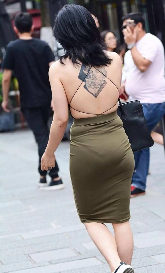 明星露背装路人露背装时髦凉快都好看，吃货：看到海吃的理由了！