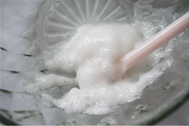 脸上有斑点不用急，牙膏蜂蜜一起用，光滑细腻变白