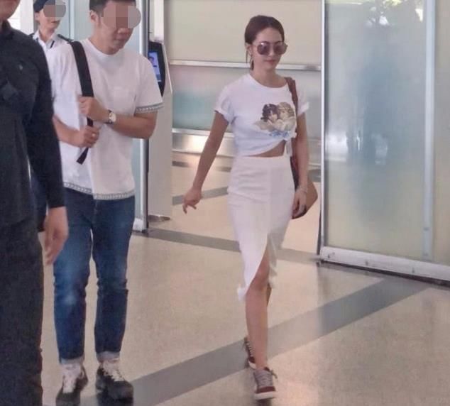 蔡依林现身机场，白色包臀裙勾勒性感曲线 秀出小蛮腰