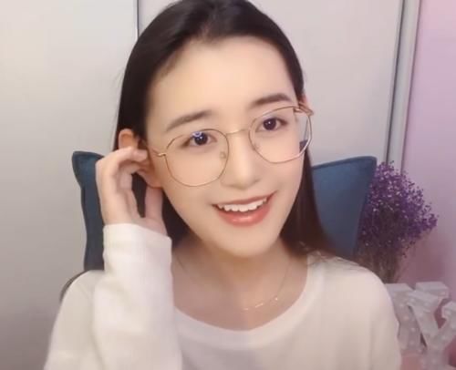 #粉丝#蒋依依手滑,意外关掉美妆灯,看到真实肤色,粉丝不敢相信