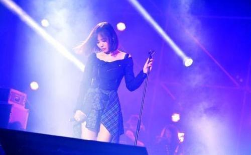 恢复单身后张靓颖焕然一新，一改以往长发形象，一头短发惊艳四座