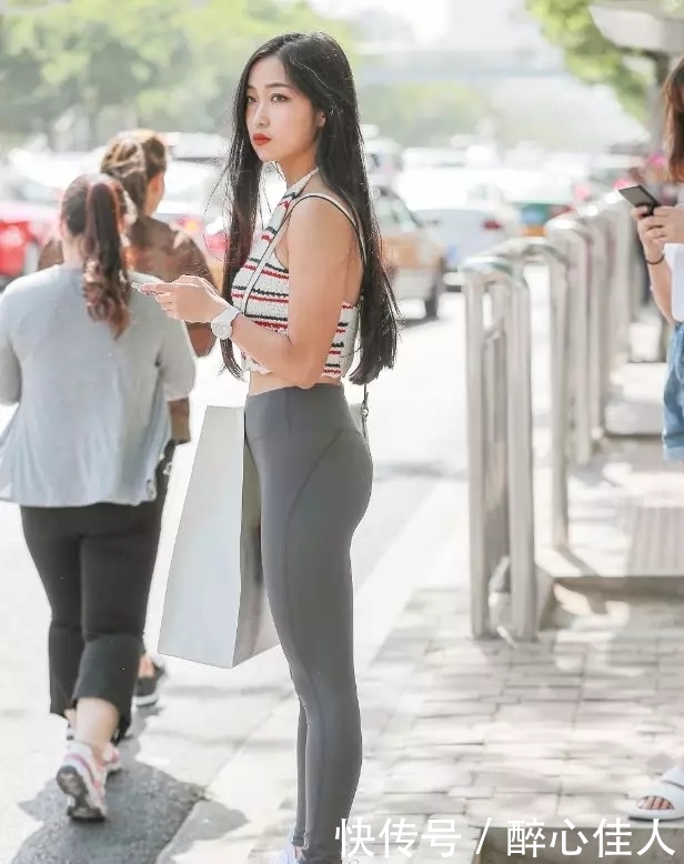 身材丰腴,穿紧身裤的性感美女,尽显迷人背影