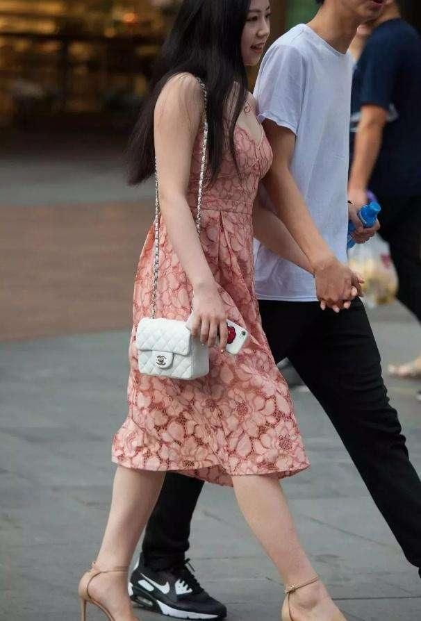 有一种女朋友叫别人家的女朋友,颜值俊俏身材丰满,羡慕啊!