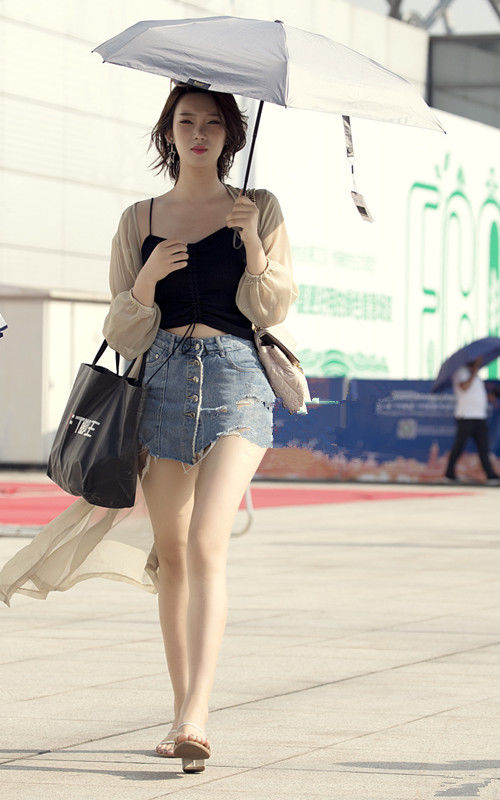 街拍路人，夏季尝试这样穿搭，保准让你成为人群中最亮眼的女神