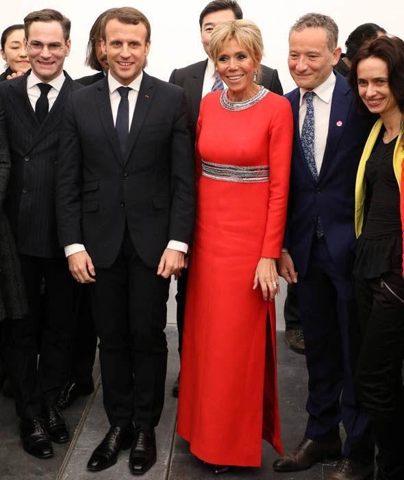 第一夫人穿红裙:西班牙王后微卷马尾少女样,65岁法国夫人热情!