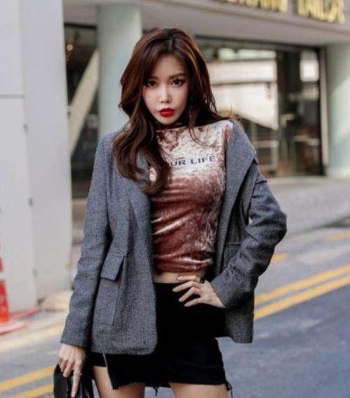 街拍:街头各是各样的时尚小姐姐，看看你喜欢那种风格?