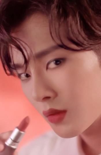 #评价则#李汶翰代言口红，肖战代言雅思兰黛，男星代言彩妆也挺好