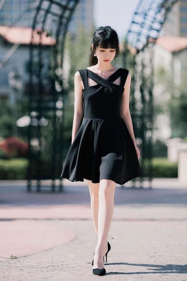 小姐姐散步，青春靓丽婀娜多姿，美腿吸引人!