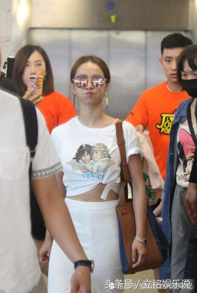 蔡依林非要绑起上衣露胃，还将紧身裙中间剪开，穿衣显高就服她