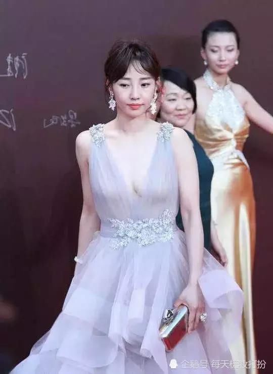 白百何穿着2个游泳圈，身材走样胖成大妈，穿衣更另类让人看不懂