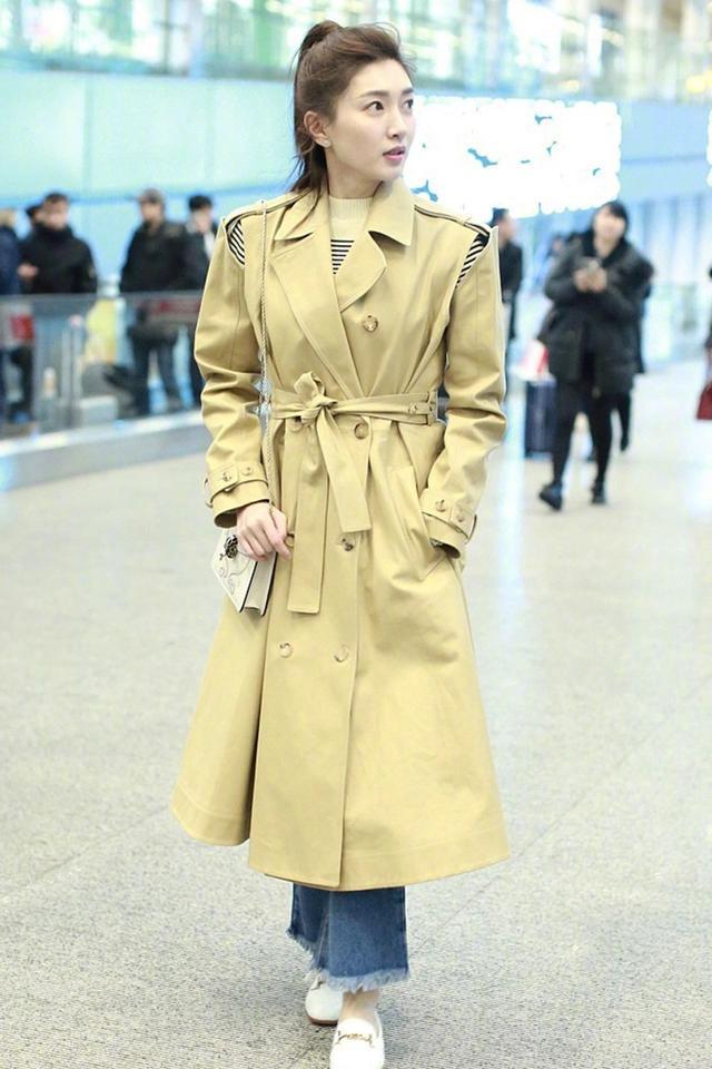 江疏影黑色look现身机场，修身打底裤尽显大长腿，这腿能看一整年