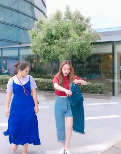 抖音现在最火的裤子,小姐姐大街上穿给你看!心疼一旁的大姐