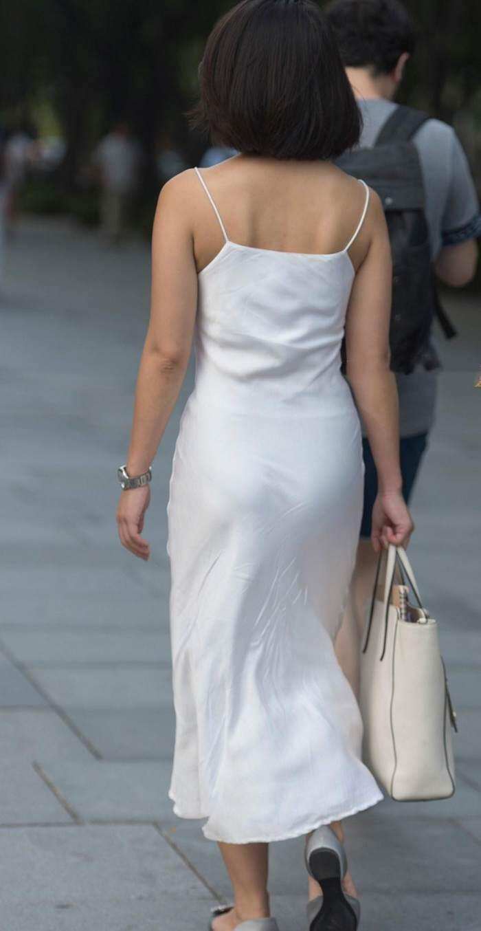 街拍: 修身吊带裙的辣妈, 是不是忘了什么了?