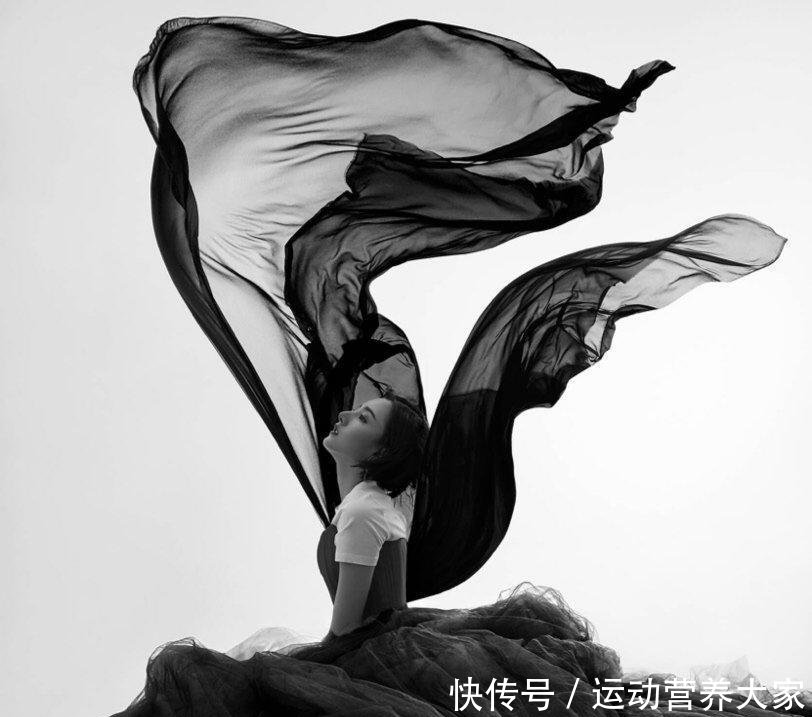 『身价』70岁身价几十亿的婚纱女王，身材真是好，不看脸说20岁都不为过
