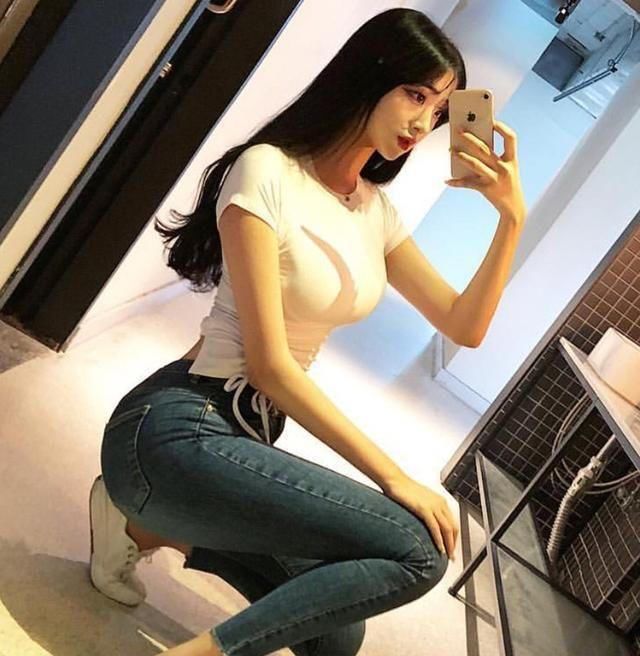  小姐姐：高挑靓丽小姐姐，搭配紧身牛仔裤显魅力，减龄显瘦优雅动人！