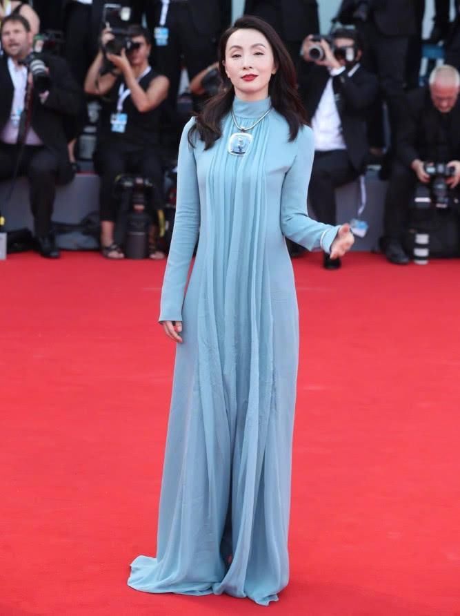 陶虹前面加了一块布，穿出“头部以下全是腿”，越胯大越有气场!