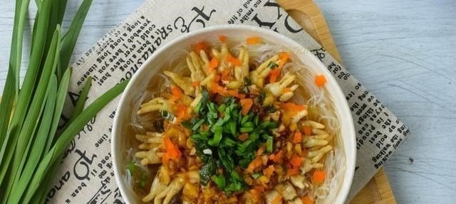  把蛏子■春天，这菜要常吃，蒸一蒸味道特鲜美，营养大脑，全家人受益