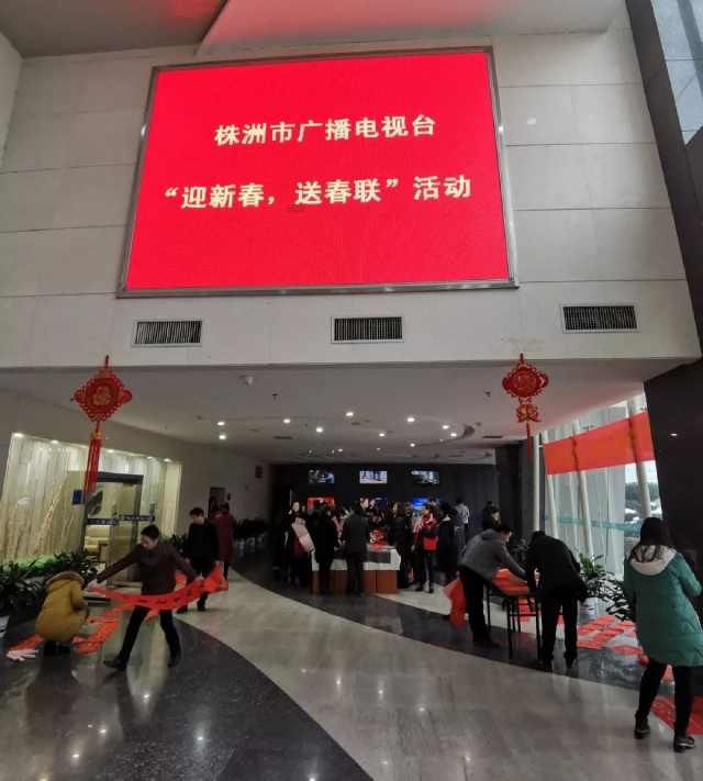  火红■火红春联，自然是散发着墨香的最好！