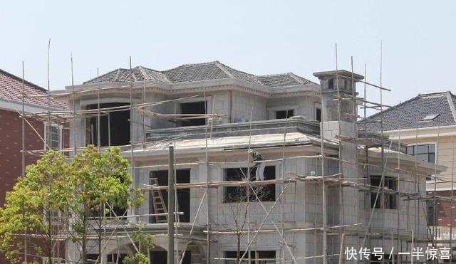 农村自建房大门不要朝这些地方开，师傅看了直摇头，有钱人也住穷