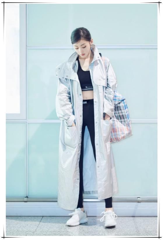 张天爱真开放！穿一条打底裤就走机场，大叔的眼神都被你锁定了！