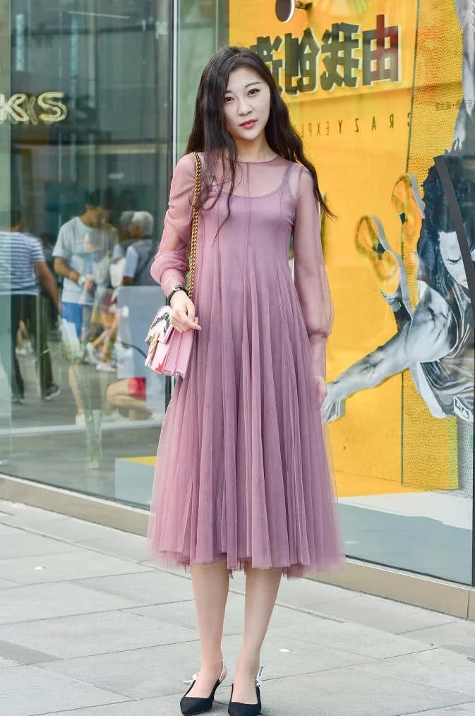 气质小姐姐修身长裙尽显迷人曲线，凸显出小姐姐的温柔气质