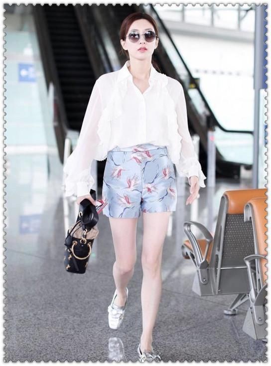 同穿白色衬衫:江疏影是满满女神范，而张俪却穿出收银员既视感!