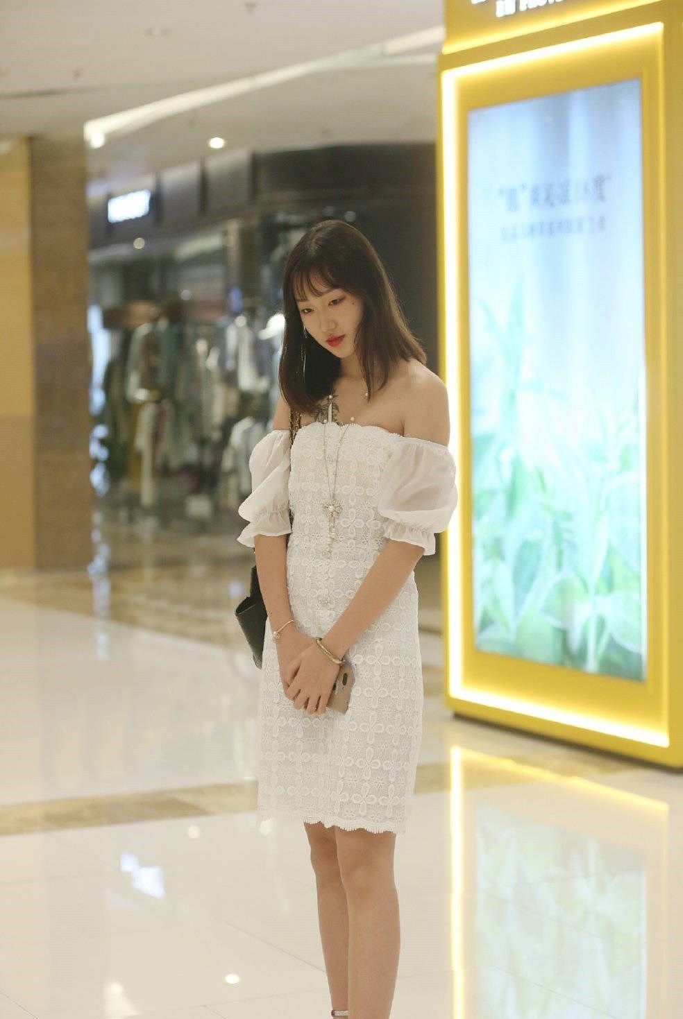  『夏季』身材自信的美女,夏季穿裙子搭配高跟凉鞋,风情满满女人味十足