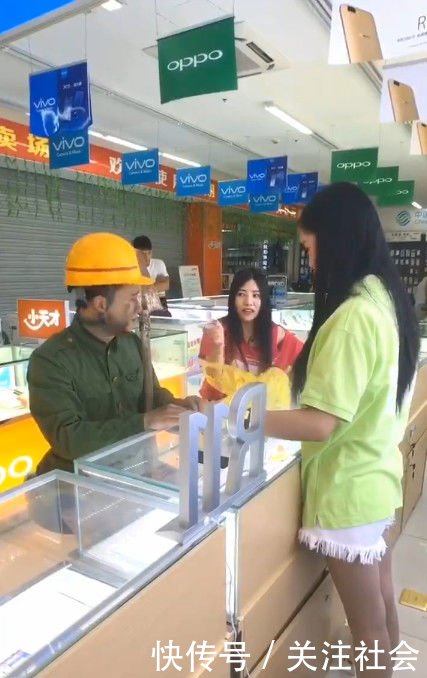 农民工来手机店被女孩瞧不起，接下来农民工的做法让人竖起大拇指