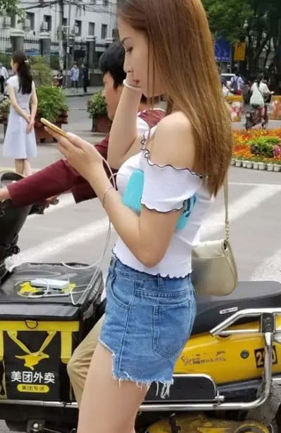 气质小姐姐穿搭配清秀唯美又动人，淡雅曼妙身姿秀婀娜气质优雅不