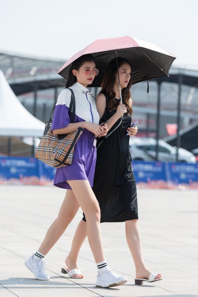 路人街拍，几套夏日简约风穿衣搭配，让你简约美美哒