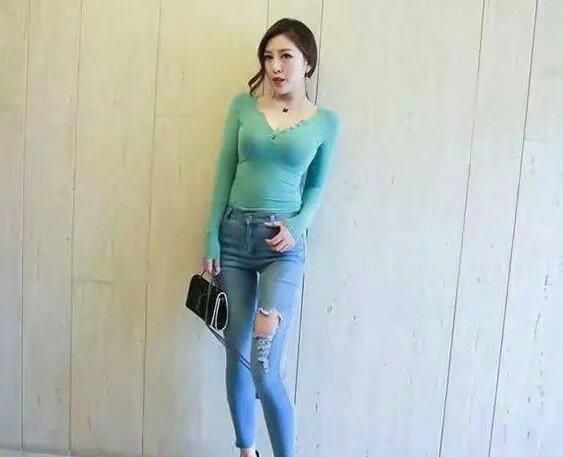牛仔裤紧致婀娜，秀美的身材就要彰显出来