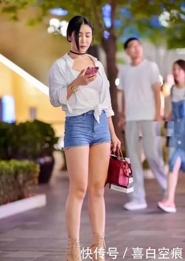 『姑娘』路人街拍,姑娘知性柔美,穿高腰的牛仔短裤,非常吸引人眼球