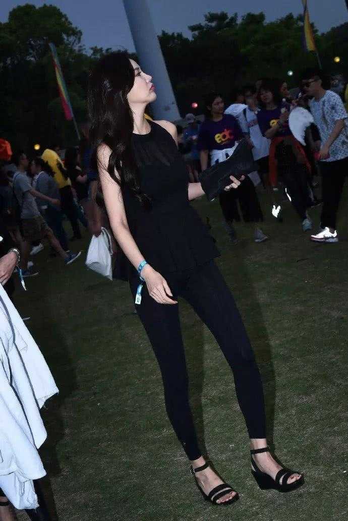 紧身打底裤再迷人, 也敌不过连衣裙的美