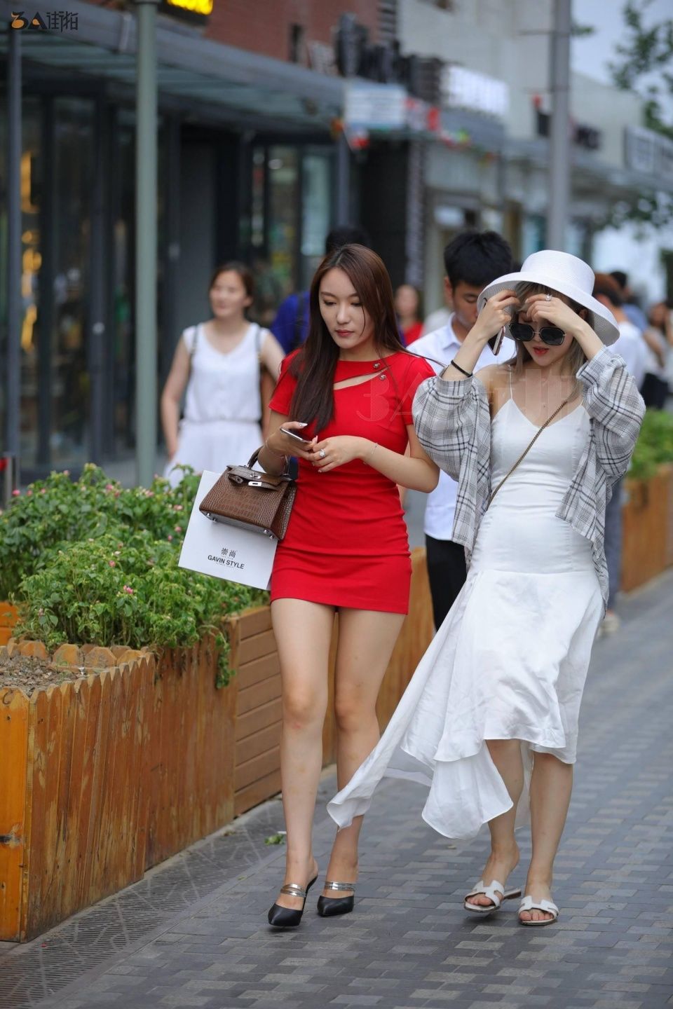 两位小姐姐穿着打扮好时尚，有没有被小姐姐的翘臀迷倒啊？