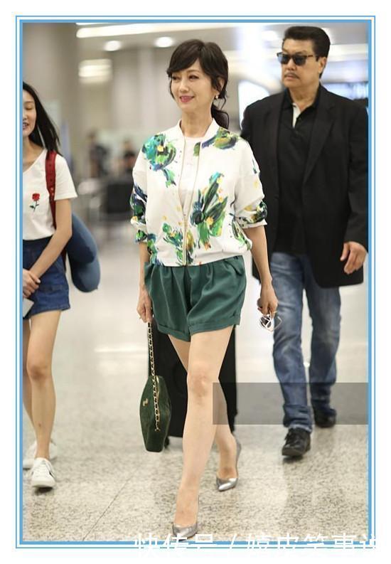 看了张凯丽短裤，再看看赵雅芝，才知道保养与不保养的差距有多大