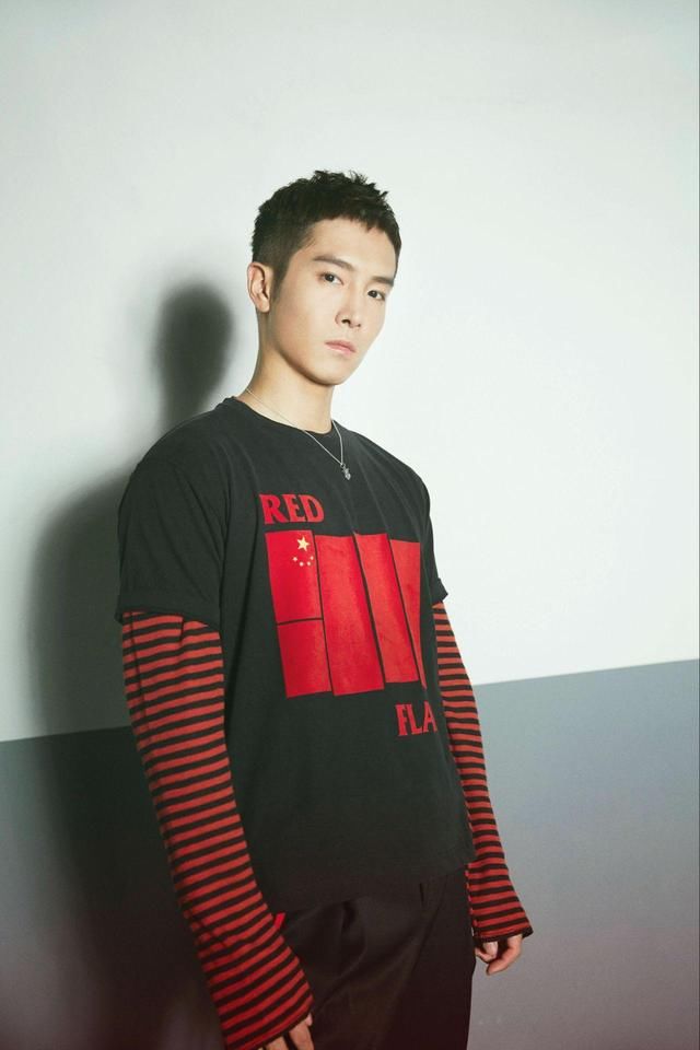 一看盛一伦的范儿就知道，哪都是秀场，阳光少年忒养眼