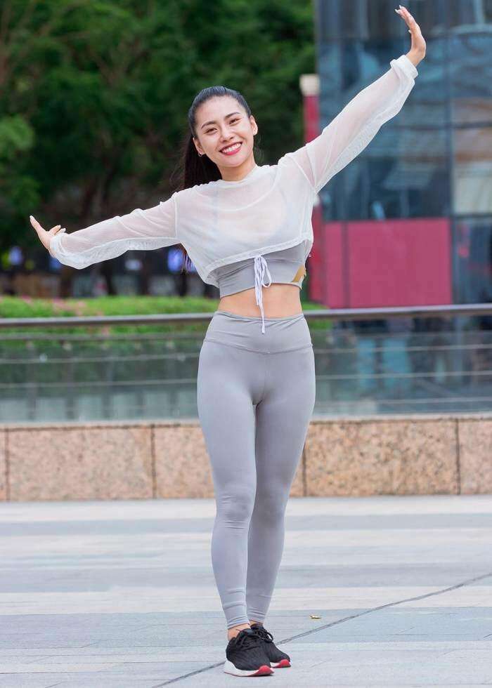 街拍: 穿紧身裤的爱笑女孩, 好身材挡不住