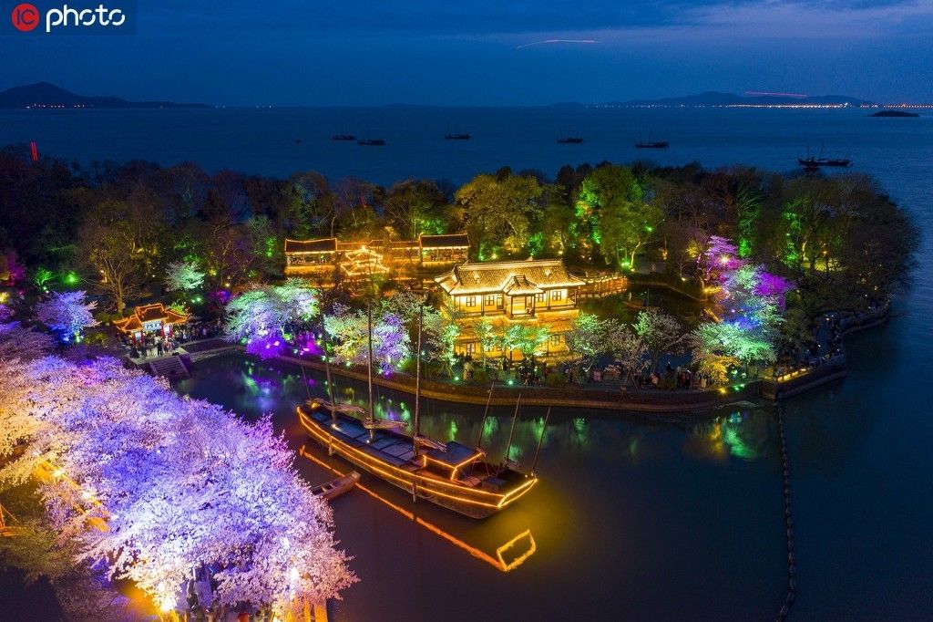  无锡：江苏无锡太湖鼋头渚景区夜樱美如画