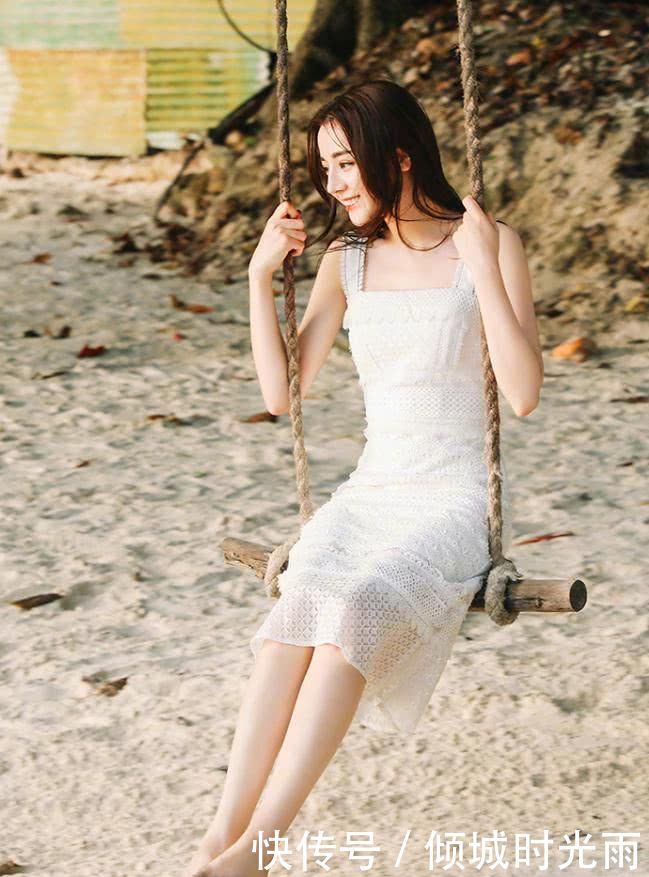 迪丽热巴扎起丸子头可爱又迷人,没想到!拍照姿势谁都模仿不了!