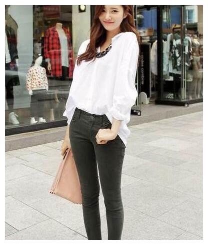 很会打扮的漂亮女孩，搭配紧身牛仔裤，尽显时尚的魅力！