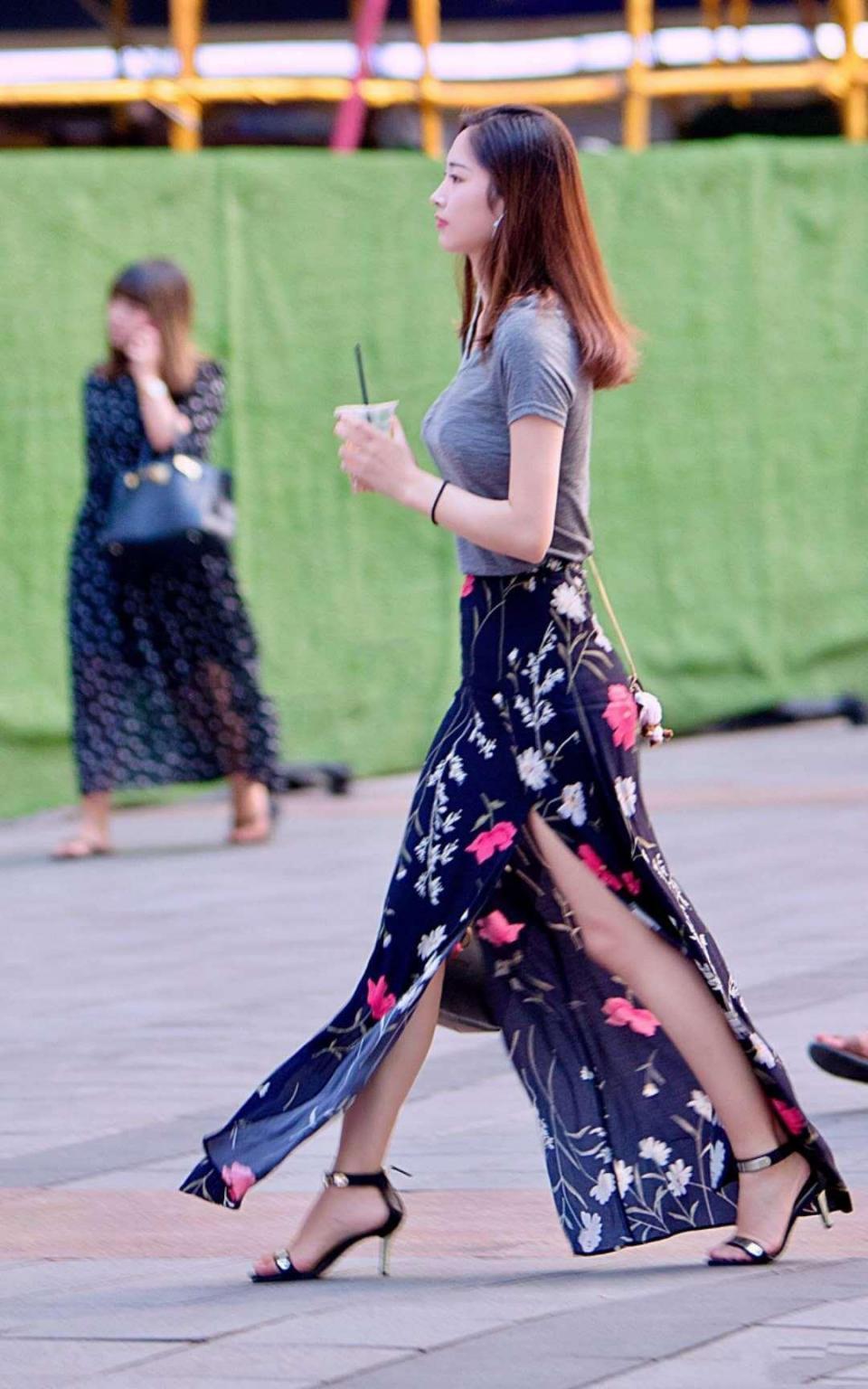 街拍:小姐姐身材好就是不一样,想怎么穿就怎么穿!