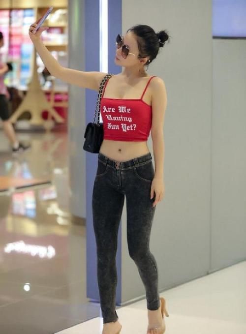  优雅：牛仔裤轻松穿出窈窕身姿，简约大方魅力无限，秀出迷人美腿！