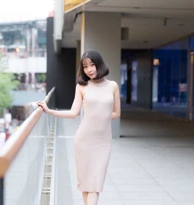 『格子』街拍:穿搭一身粉色格子的美女抢镜,给人一种干净的美