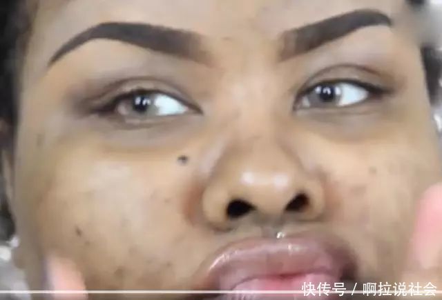 逆天化妆术，大妈素颜无比普通，化妆后大变样！