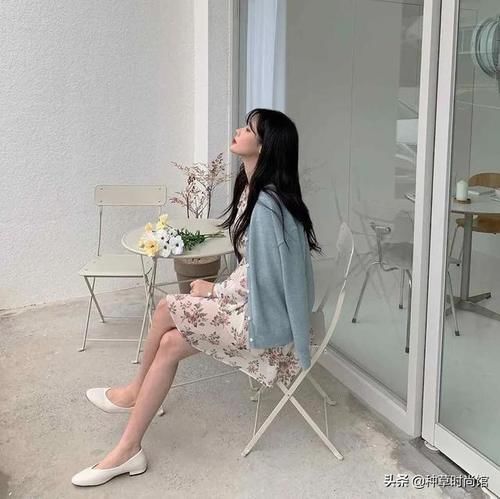 『 反差感』+ 裙子”才是今春王炸穿搭，扔掉高跟鞋！“平底鞋