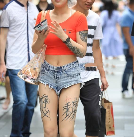 艳丽小姐姐鲜艳穿搭展现丰满浑圆的曲线，美腿上的纹身很有看头