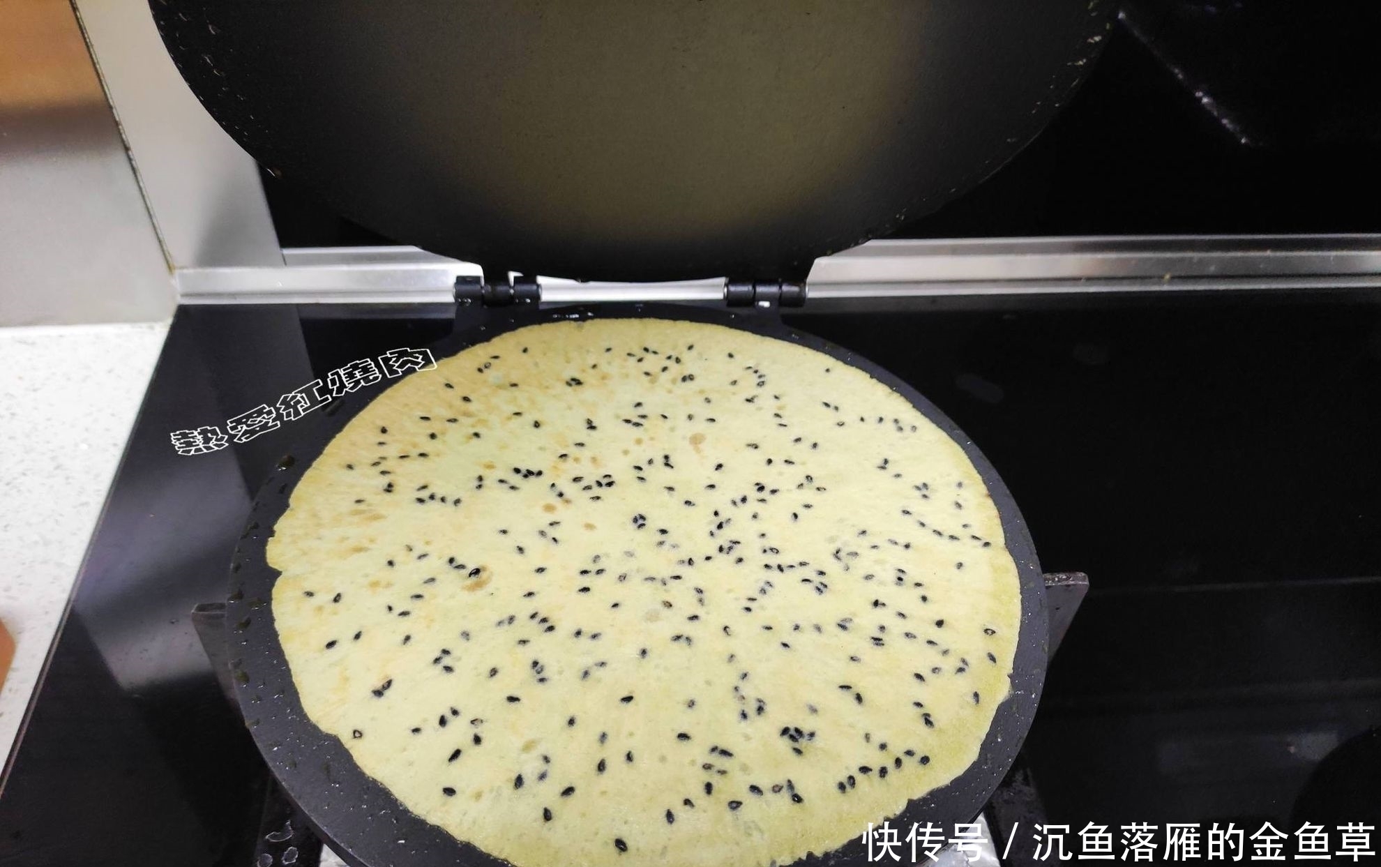  『家里』想吃蛋卷不用买，家里有鸡蛋面粉和白糖就能做，酥脆的一咬就掉渣