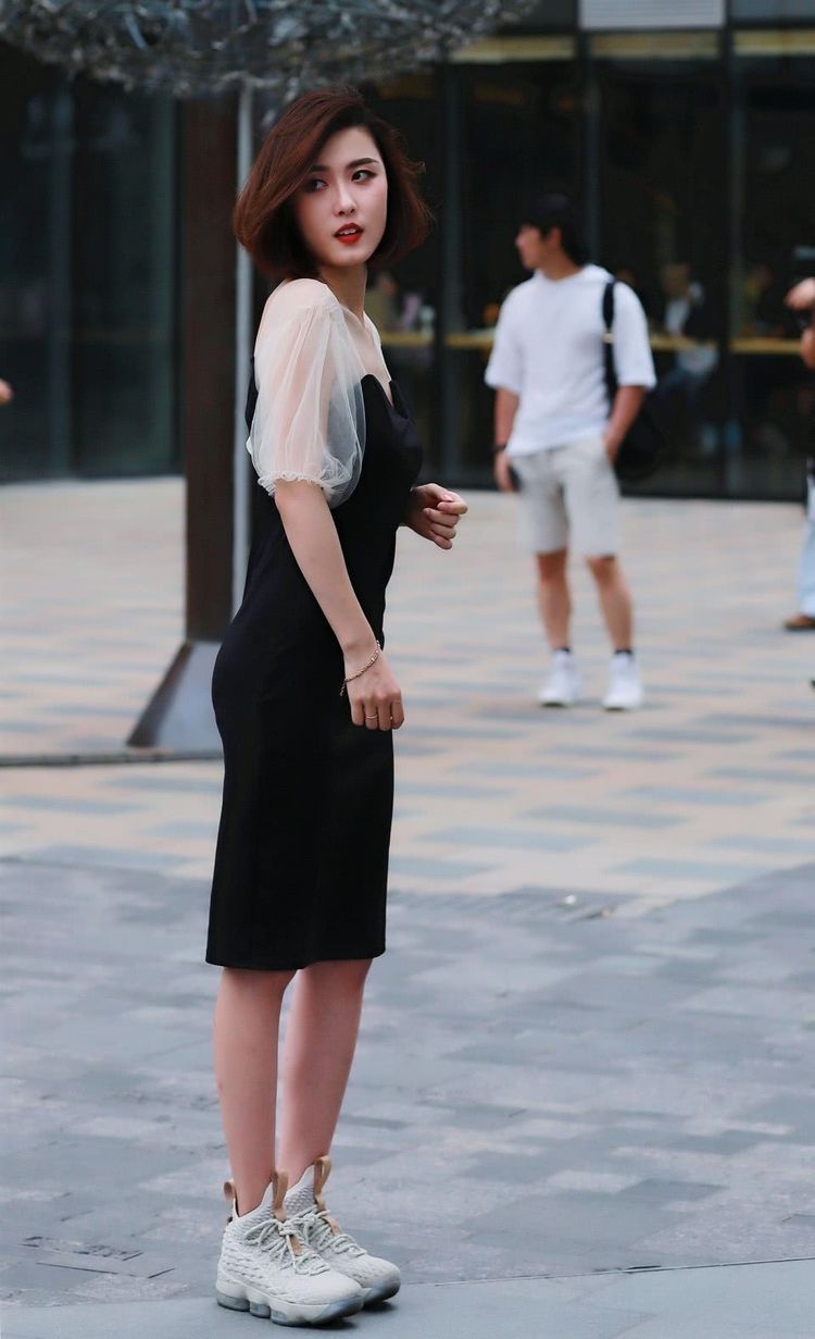 街拍：动人柔美大方小姐姐，穿着清新美丽气质活泼！